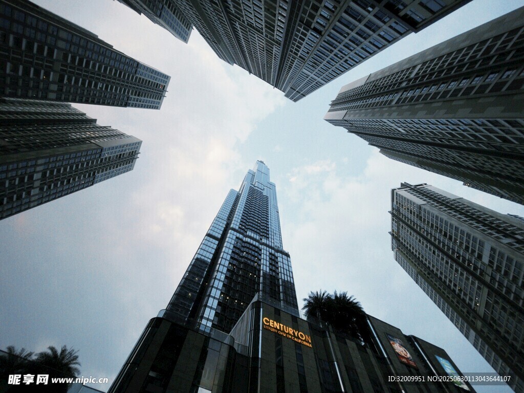 仰视都市摩天大楼景观