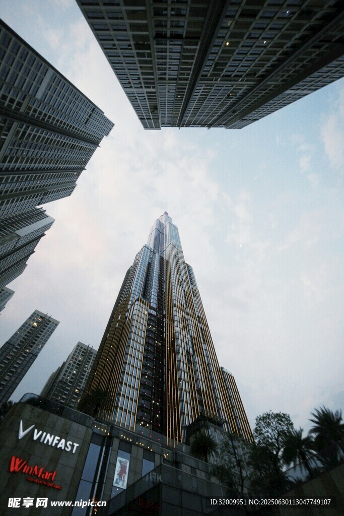 仰视摩天大楼建筑群