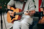 男子专注弹奏木吉他