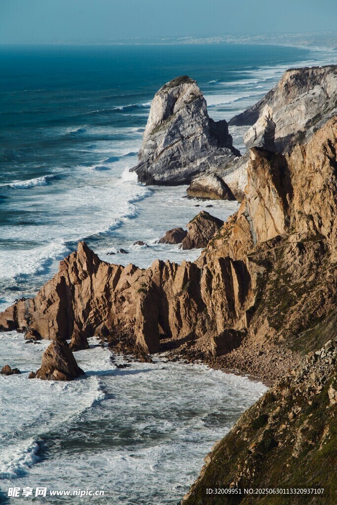 海岸嶙峋岩石与澎湃海浪