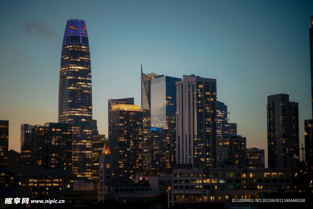黄昏下的繁华都市建筑群