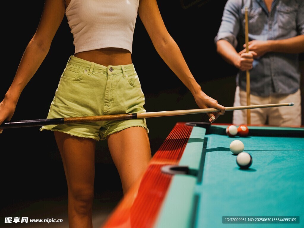 女子优雅打台球瞬间