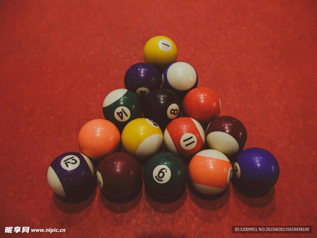 彩色台球堆叠成三角造型
