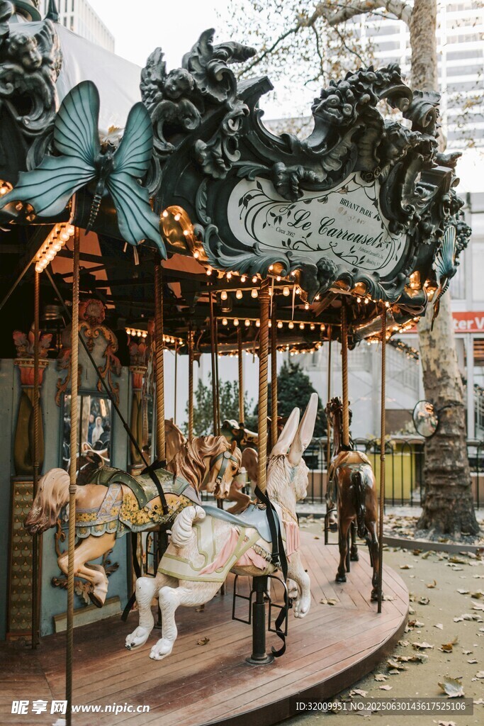 复古风格旋转木马场景
