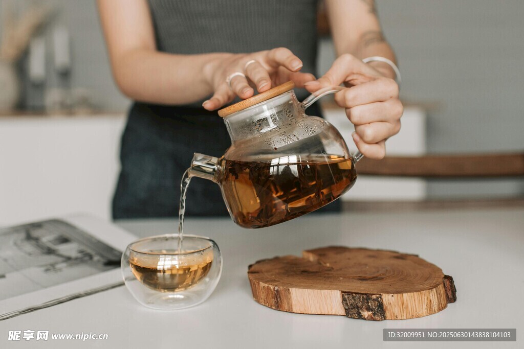 优雅女士倒茶瞬间