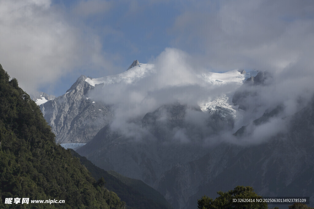 云雾缭绕的壮丽雪山景观