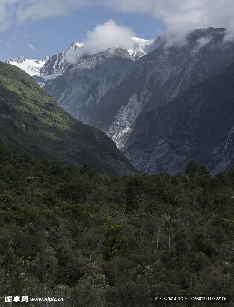 壮丽山林间的巍峨雪山