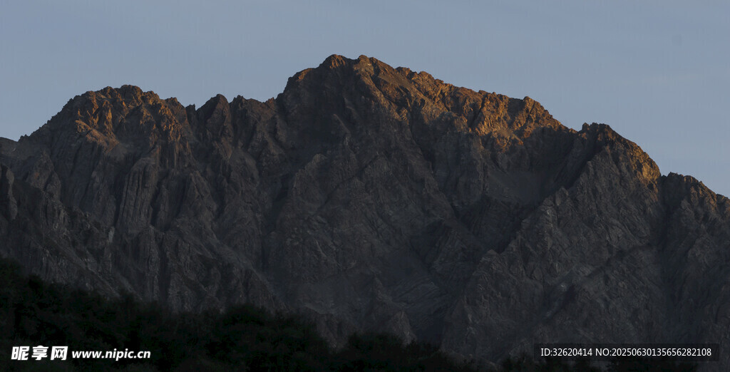 夕阳下的巍峨山峰
