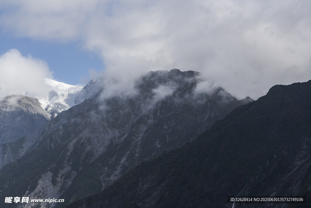 巍峨雪山云雾缭绕美景