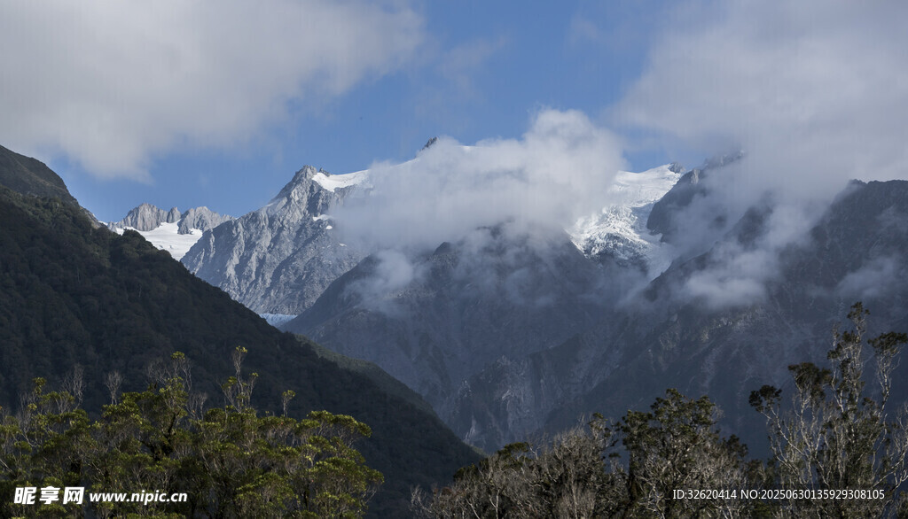 壮丽雪山云雾缭绕景观