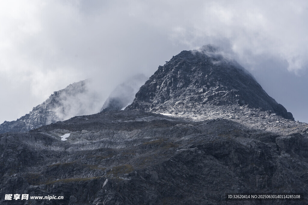 巍峨雪山云雾缭绕