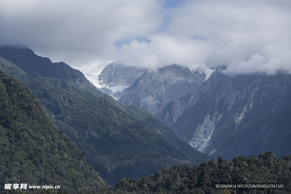 壮丽山峦云雾缭绕美景