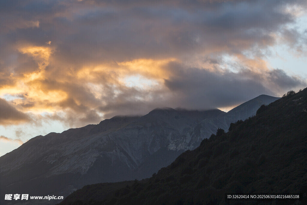夕阳下的壮丽山峦