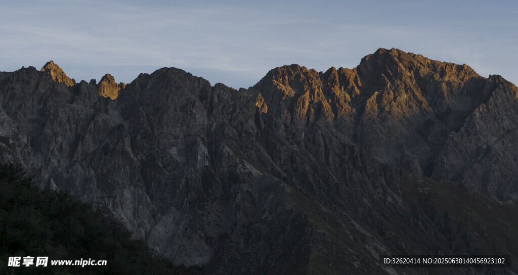 夕阳下的壮丽山峦