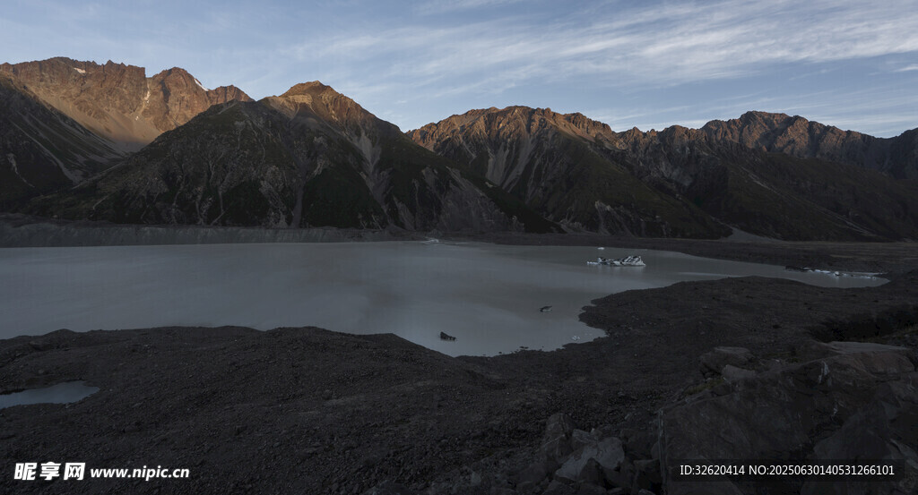 壮丽山间湖泊景观