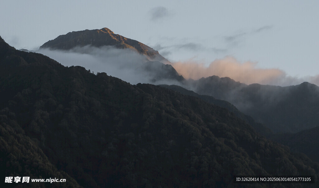 山间云雾缭绕的壮丽景色