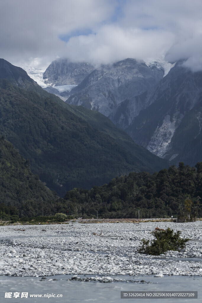 壮丽山川间的宁静水域