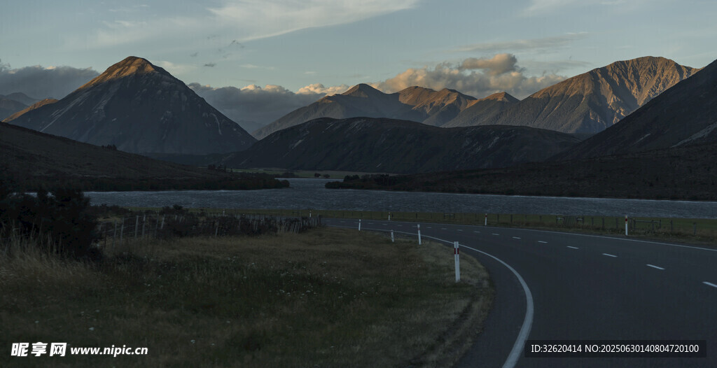 蜿蜒公路旁的壮丽山景