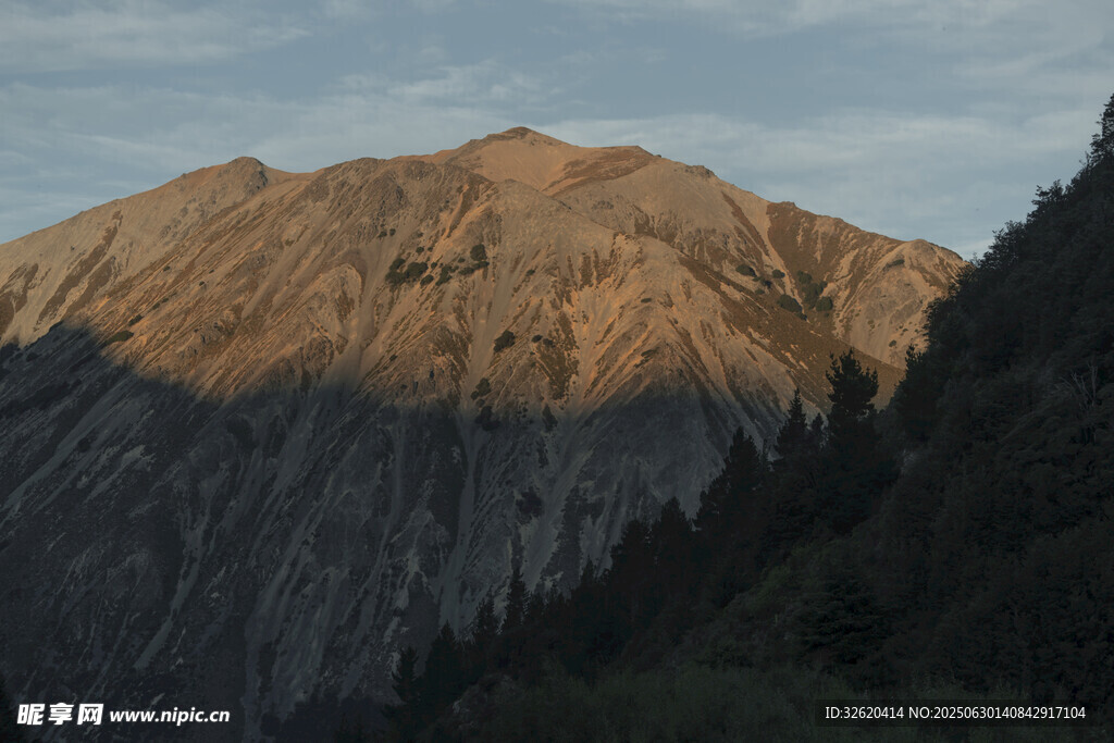 夕阳下的壮丽山峰