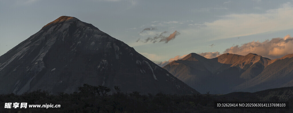 壮丽山景 夕阳下的巍峨山峰