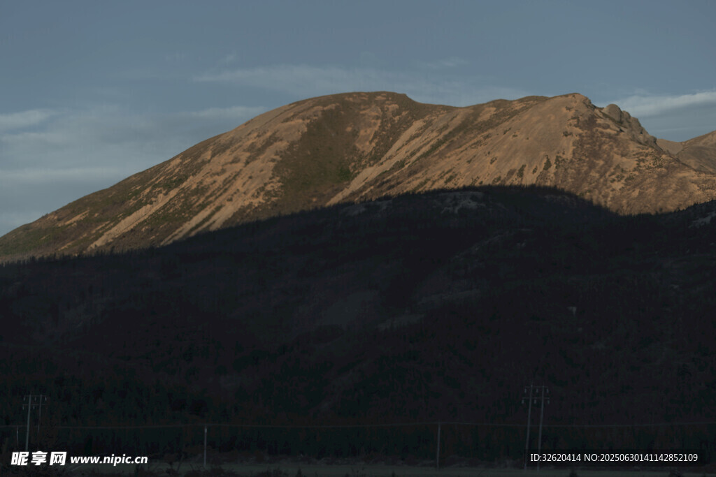 夕阳下的巍峨山峰