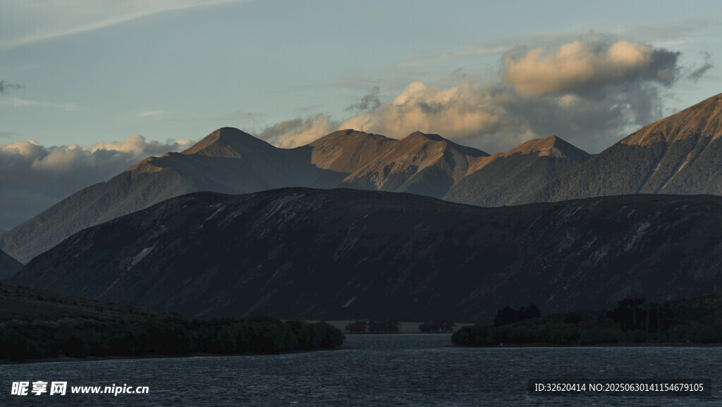 湖畔壮丽山景