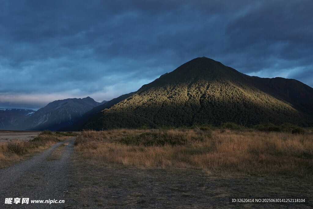 黄昏下的山间土路与远山