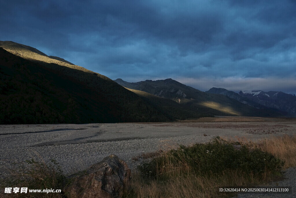 黄昏下的山川旷野景色