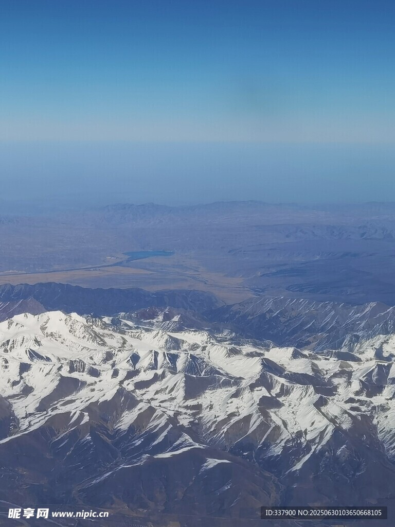 高空俯瞰壮丽雪山景观