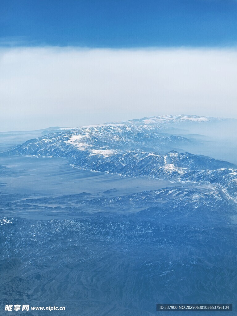 高空俯瞰连绵雪山美景