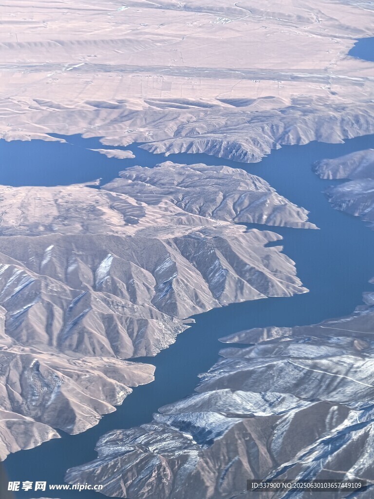 高空俯瞰壮丽山脉景观