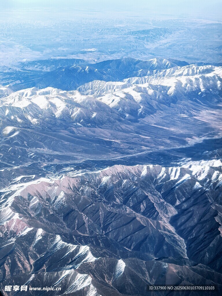 高空俯瞰连绵雪山美景