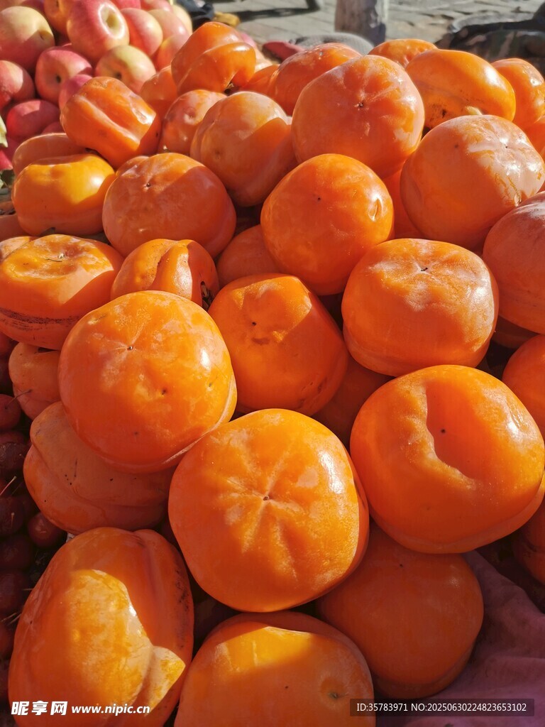 一堆饱满的橙色柿子