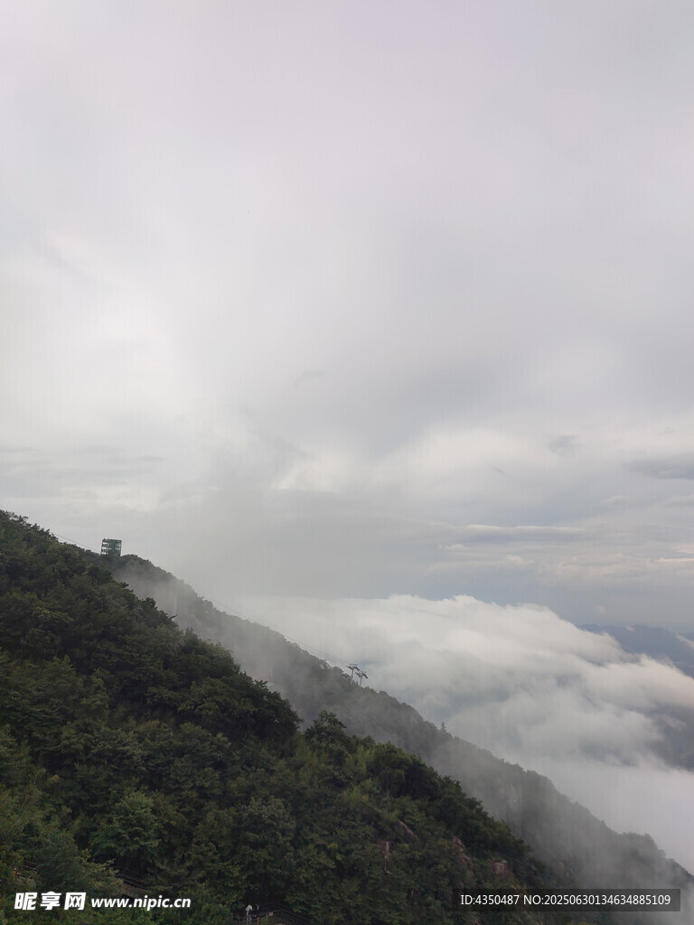 云雾缭绕的山峦美景