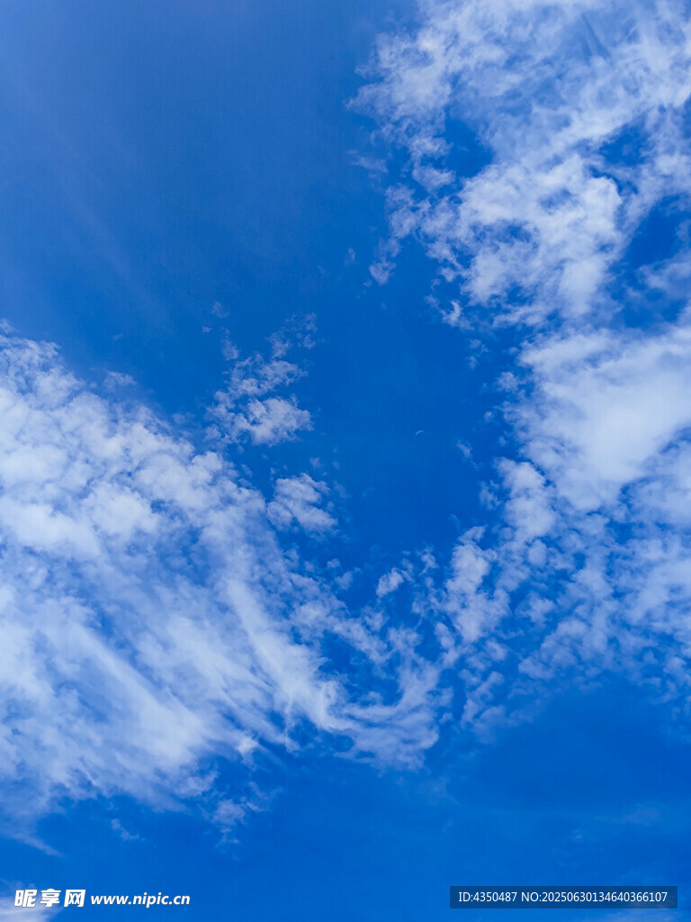 蔚蓝天空中的飘逸白云