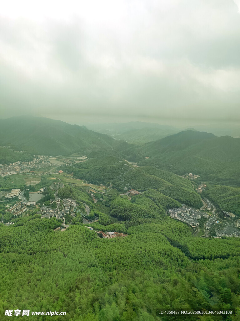 山间绿野中的村落景观