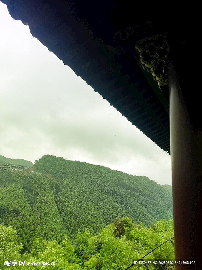 屋檐下望青山绿野