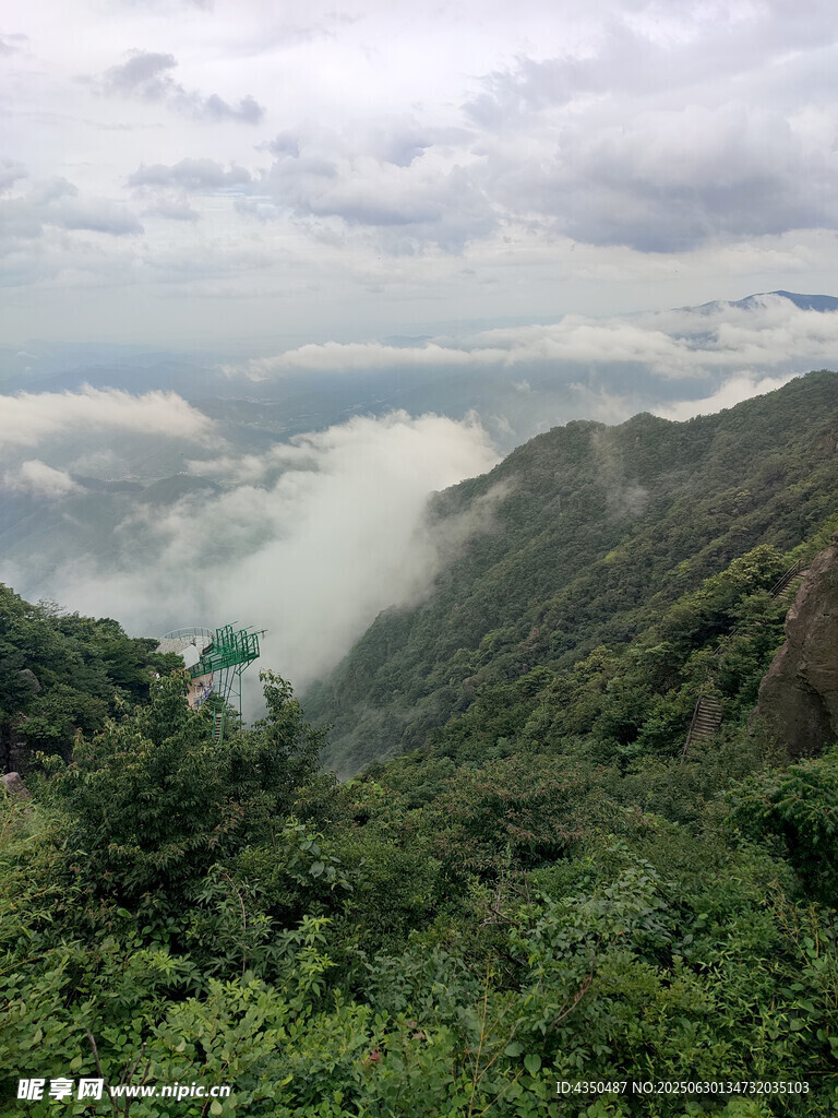 山间云海绿意盎然美景
