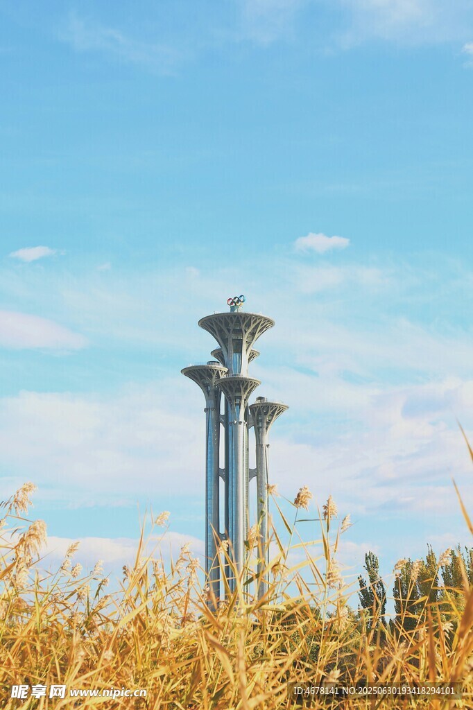 蓝天草地间的高耸塔状建筑