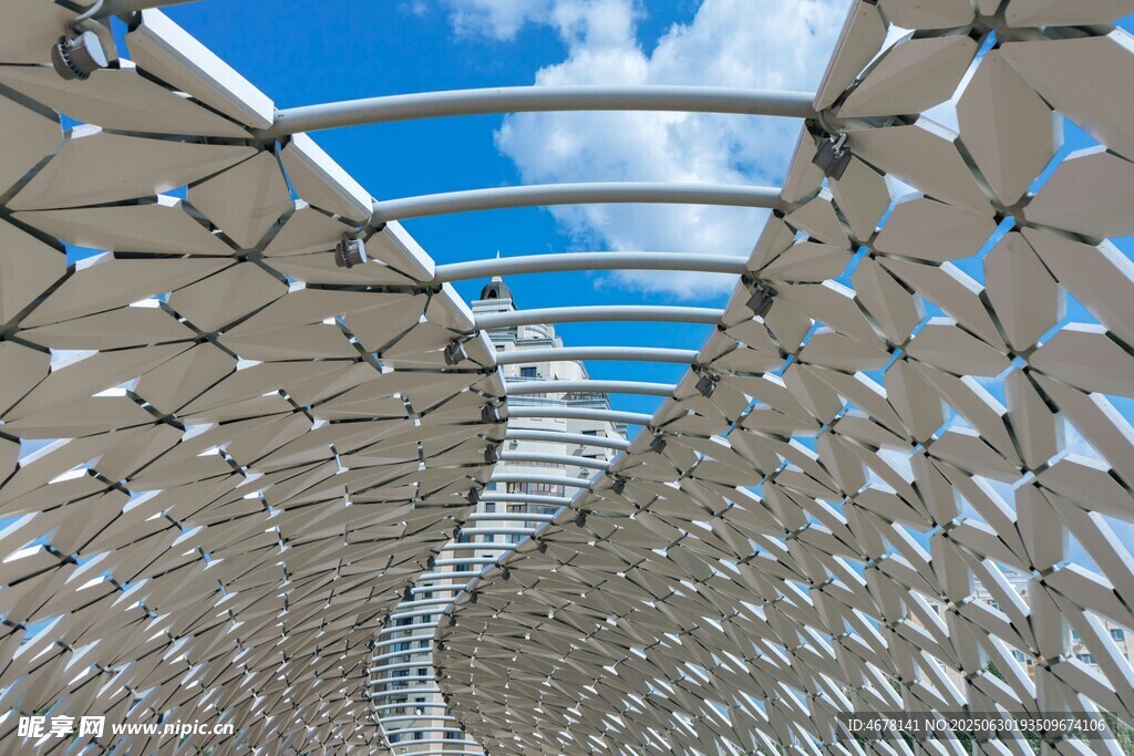 现代金属拱形结构建筑景观