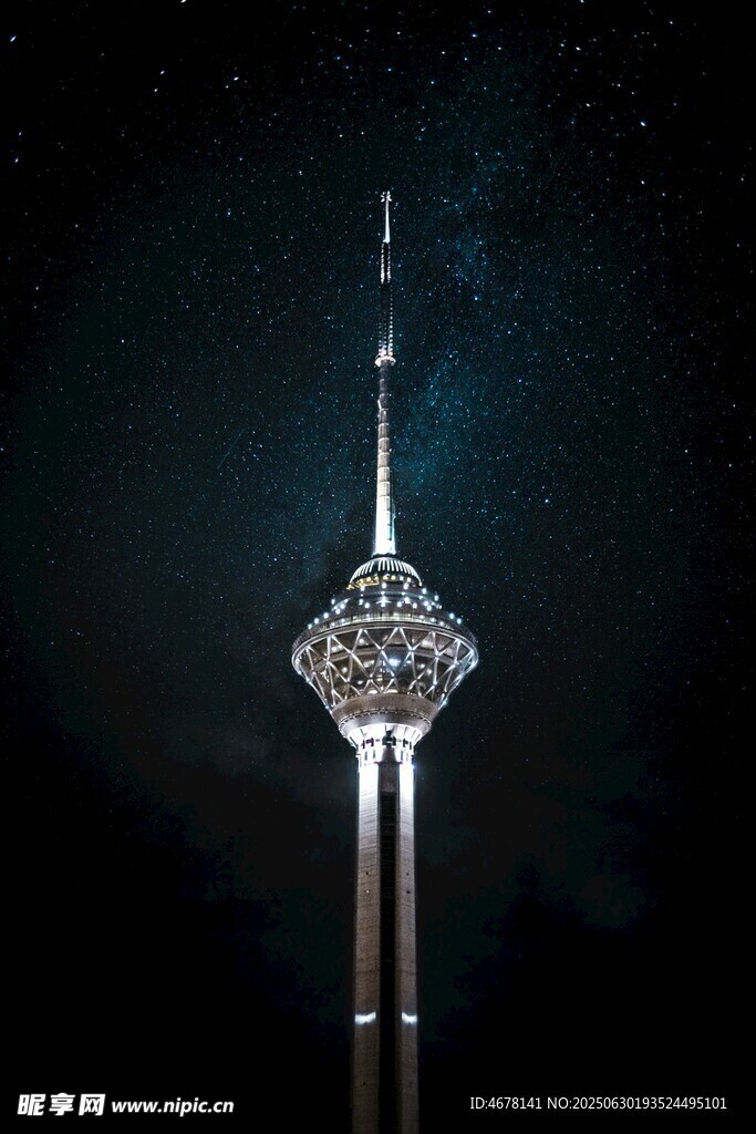 璀璨夜空下的华丽高塔
