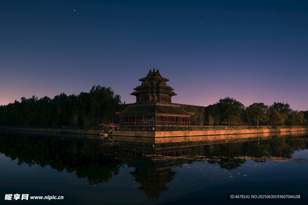 湖畔古建夜景静谧星空倒影