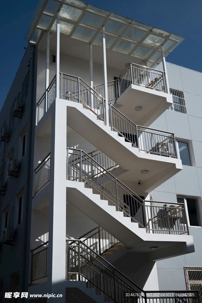 现代多层户外钢架楼梯建筑