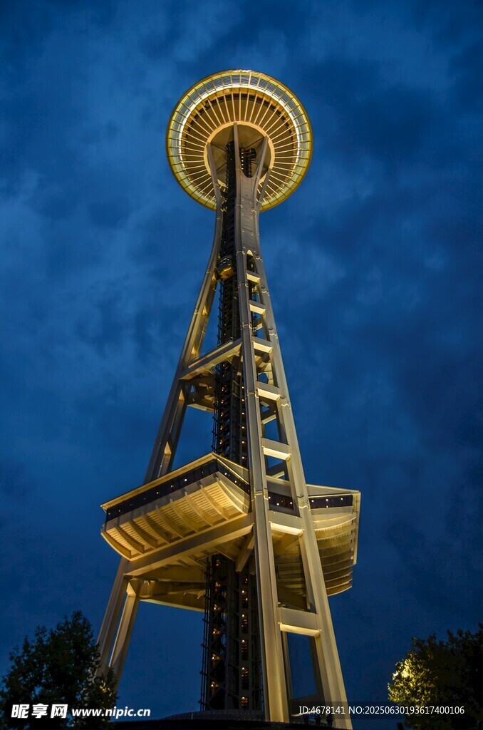 夜幕下的高耸太空针塔