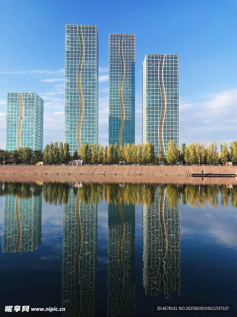 城市湖畔摩天大楼美景