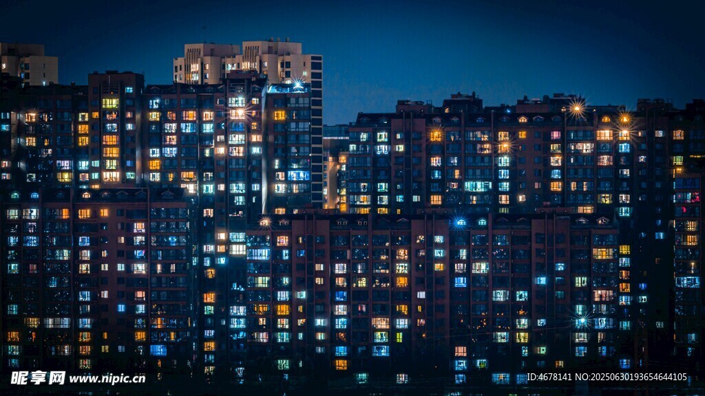 夜幕下灯火璀璨的居民楼
