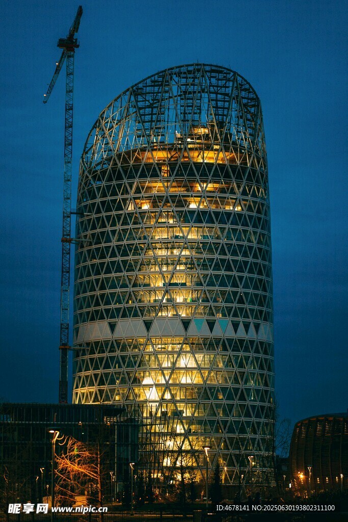 夜幕下的璀璨在建摩天大楼