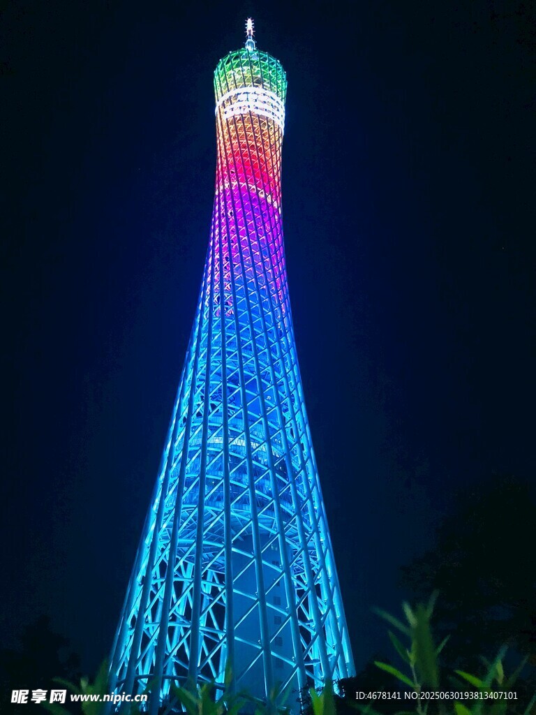 绚丽灯光下的高塔夜景