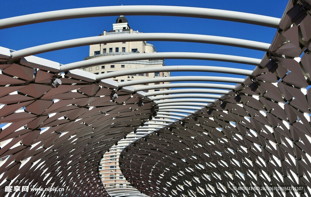 蜿蜒金属结构建筑景观