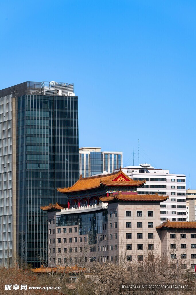 古今建筑相映的城市景观